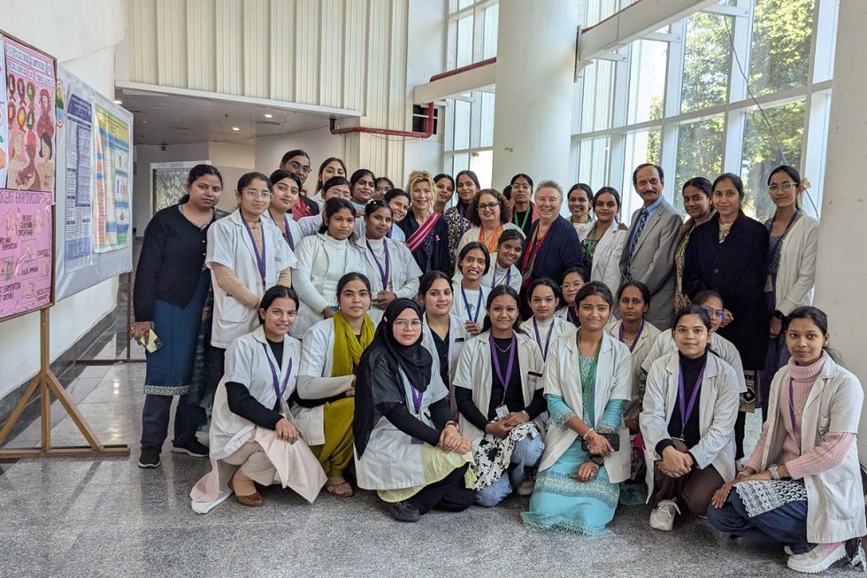 Lorna with a large group of attendees at the AIMMS Breast Cancer in Young Women Nursing Symposium